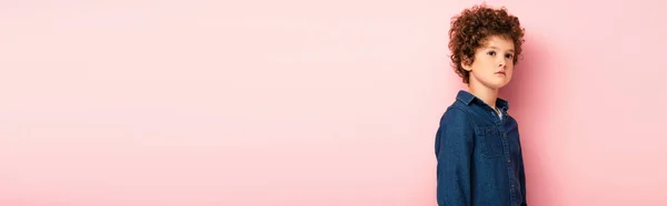 Kot Gömlekli Kıvırcık Çocuk Dikilip Pembeye Bakıyor — Stok fotoğraf