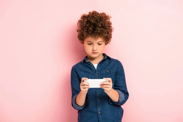 Krullende Jongen Denim Shirt Met Behulp Van Smartphone Roze — Stockfoto