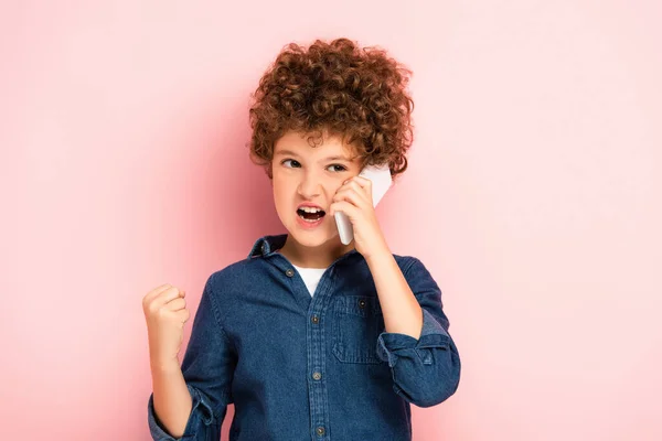 Menino Zangado Camisa Jeans Falando Smartphone Gritando Rosa — Fotografia de Stock