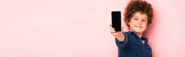 Foco Seletivo Menino Encaracolado Camisa Jeans Segurando Smartphone Com Tela — Fotografia de Stock