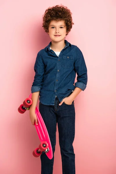 Niño Rizado Sosteniendo Penny Board Pie Con Mano Bolsillo Rosa — Foto de Stock