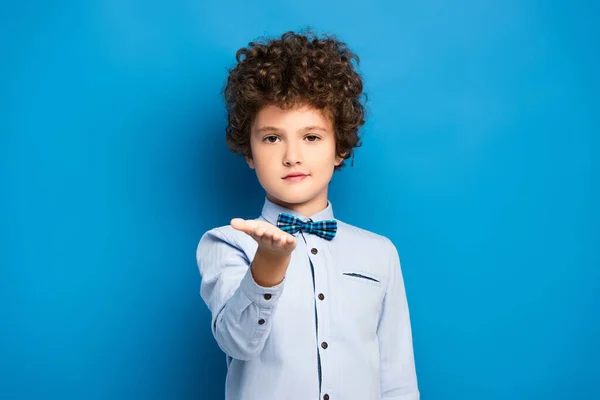 Niño Rizado Camisa Pajarita Apuntando Con Mano Mirando Cámara Azul — Foto de Stock