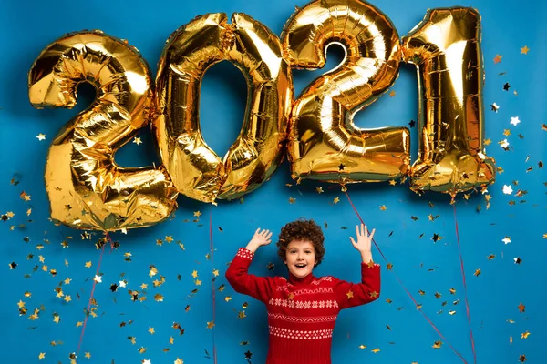 Chico Excitado Suéter Rojo Gesto Cerca Globos Oro Con 2021 — Foto de Stock