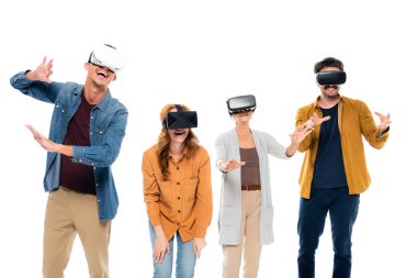 VR kulaklıklı neşeli insanlar izole edilmiş bir şekilde gülümsüyor.