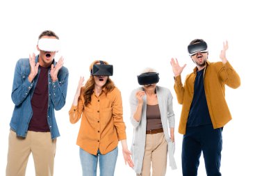 VR kulaklık kullanan heyecanlı arkadaşlar beyazda izole edildi