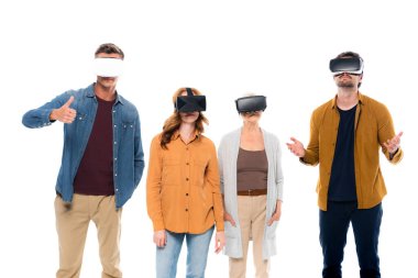 VR kulaklıklı arkadaşlar beyazlar üzerinde izole edilmiş hareket ediyorlar