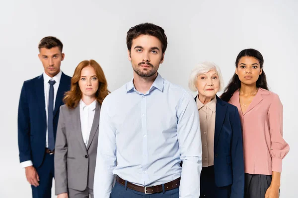 Young Businessman Looking Camera While Standing Multicultural Businesspeople Blurred Background — Stock Photo, Image