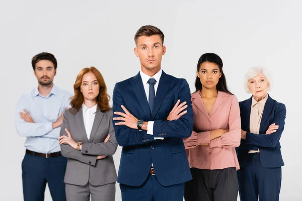 Geschäftsmann Formeller Kleidung Steht Mit Verschränkten Armen Neben Multiethnischen Kollegen — Stockfoto