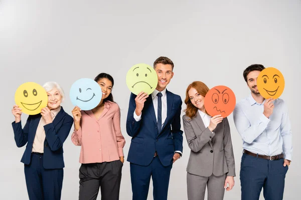 Multiethnische Geschäftsleute Lächeln Die Kamera Während Sie Karten Mit Emotionen — Stockfoto