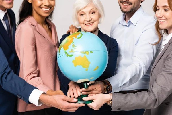 Globo Mãos Empresários Multiétnicos Sorridentes Fundo Borrado Isolado Cinza — Fotografia de Stock