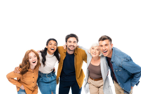 Позитивные многонациональные друзья смотрят в камеру, обнимаясь на белом