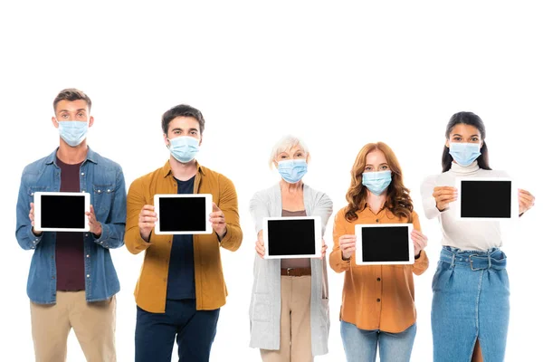 Мультиэтнические Друзья Медицинских Масках Показывают Цифровые Таблетки Чистым Экраном Изолированы — стоковое фото