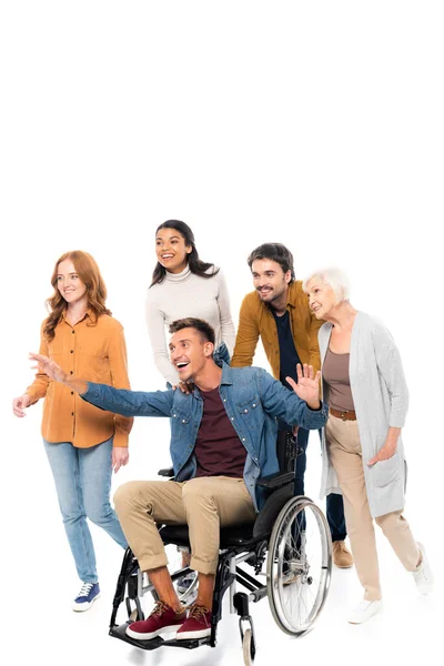 Lächelnde Multiethnische Freunde Gehen Neben Einem Mann Rollstuhl Auf Weißem — Stockfoto
