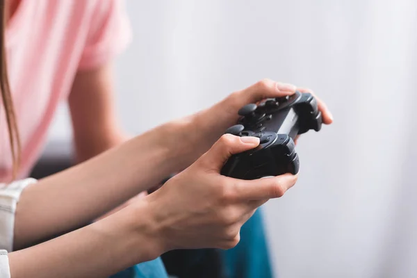 Imagem cortada de mulher segurando joystick e jogando videogame com amigo — Fotografia de Stock