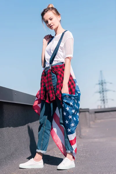 Young woman holding american flag at rooftop, independence day concept — Stock Photo