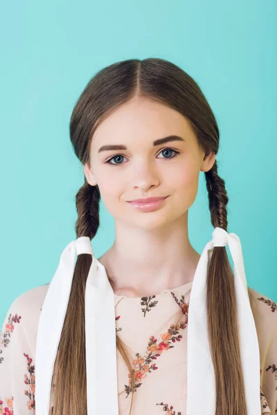 Ritratto di elegante ragazza giovane sorridente con trecce, isolata sul blu — Foto stock