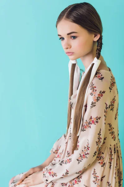 Hermosa chica adolescente elegante con trenzas, aislado en turquesa - foto de stock