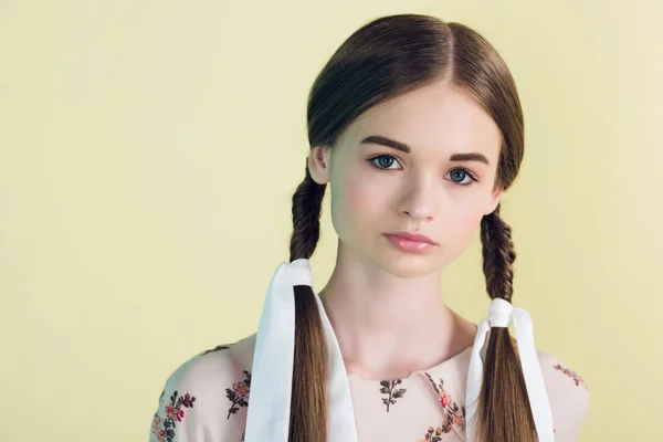 Porträt der schönen Teenie-Mädchen mit Zöpfen, isoliert auf gelb — Stockfoto