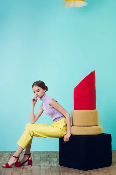 Atractiva chica de moda posando con gran lápiz labial rojo - foto de stock