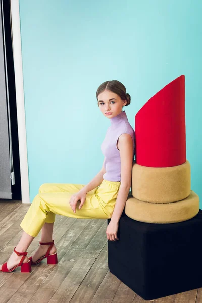 Menina adolescente atraente posando com grande batom vermelho para tiro de moda — Fotografia de Stock