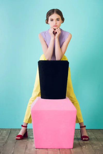 Chica adolescente de moda posando con esmalte de uñas grande - foto de stock