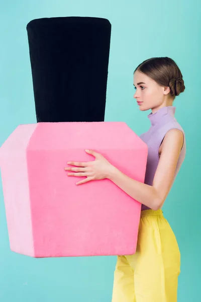 Atraente teen menina segurando grande unha polonês, isolado no azul — Fotografia de Stock