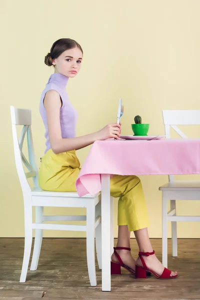 Hermoso adolescente de moda comiendo cactus en el comedor, concepto de dieta - foto de stock