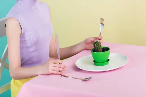 Vue recadrée de adolescent fille manger cactus avec fourchette et couteau, concept de régime alimentaire — Photo de stock