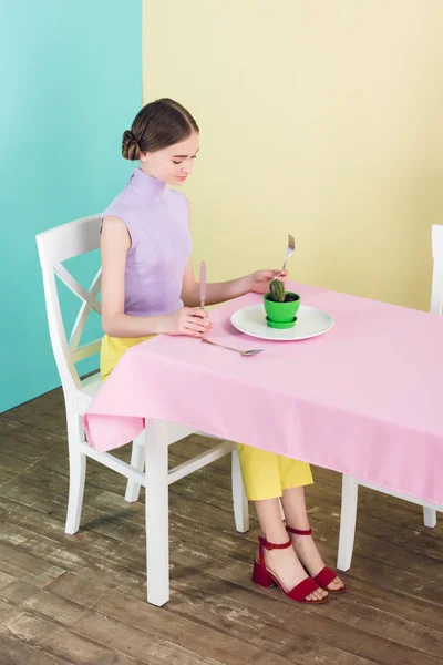 Bella adolescente mangiare cactus in sala da pranzo, concetto di dieta — Foto stock