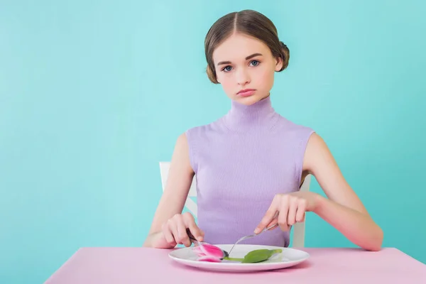 Schöne Teen Mädchen auf Diät essen Tulpenblume — Stockfoto