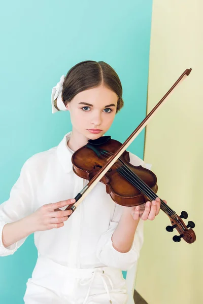 Menina adolescente na moda roupa branca tocando violino — Fotografia de Stock