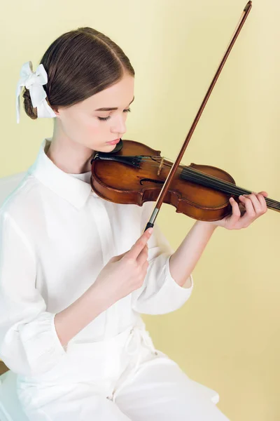 Músico adolescente em roupa branca tocando violino, isolado em amarelo — Fotografia de Stock