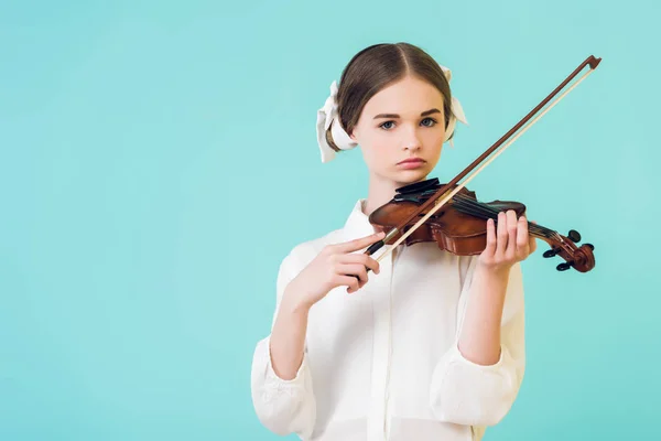 Stilvolles Teenager-Mädchen, das Geige spielt, isoliert auf blau — Stockfoto