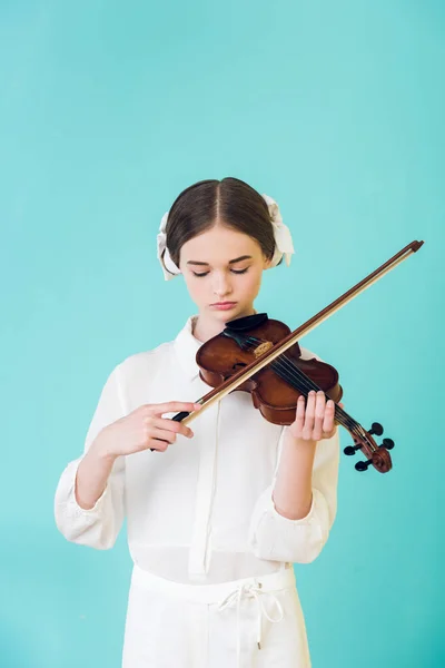 Attraktives Teenie-Mädchen spielt Geige, isoliert auf Türkis — Stockfoto