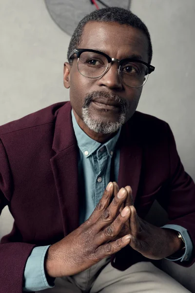 Retrato del hombre afroamericano de moda reflexivo en gafas de moda - foto de stock