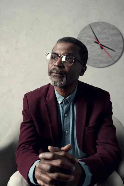 Retrato de homem americano africano na moda pensativo em óculos — Fotografia de Stock