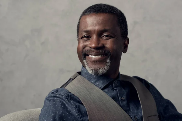 Portrait de souriant homme mûr afro-américain en gilet — Photo de stock