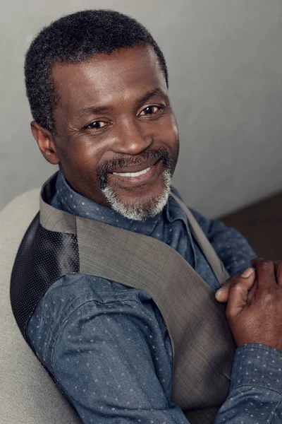 Портрет красивого усміхненого афроамериканця в жилеті — стокове фото