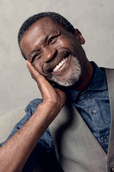 Ritratto di ridere maturo africano americano uomo in panciotto — Foto stock