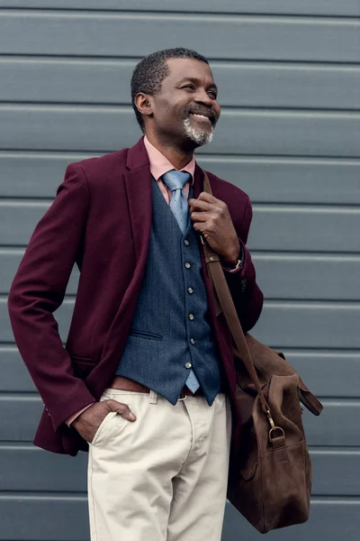 Heureux élégant homme afro-américain avec sac en cuir — Photo de stock