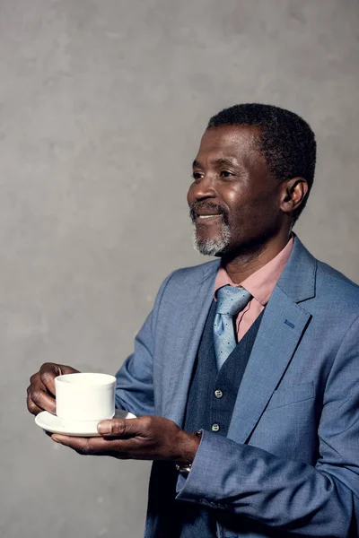 Mature souriant homme afro-américain avec une tasse de café — Photo de stock