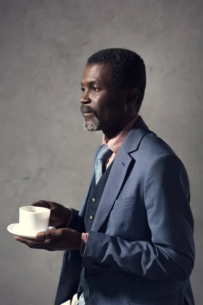 Красивый африканский американец с чашкой кофе — стоковое фото