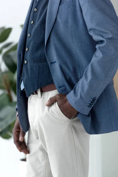Abgeschnittene Ansicht eines afrikanisch-amerikanischen Mannes mit der Hand in der Tasche — Stockfoto