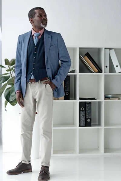 Maturo uomo africano americano in giacca blu alla moda — Foto stock