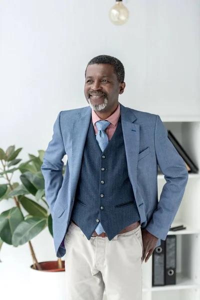 Homem de negócios americano africano elegante no escritório moderno — Fotografia de Stock