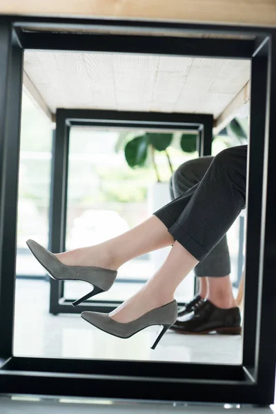 Обрізаний знімок менеджерів у стильному взутті в офісі — стокове фото