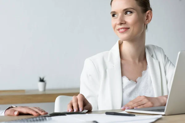 Junge lächelnde Geschäftsfrau nimmt Bestechungsgeld im Büro an — Stockfoto