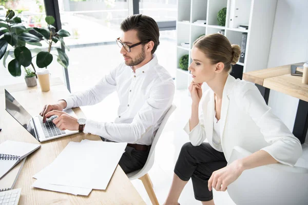 Successful young managers working together at modern office — Stock Photo