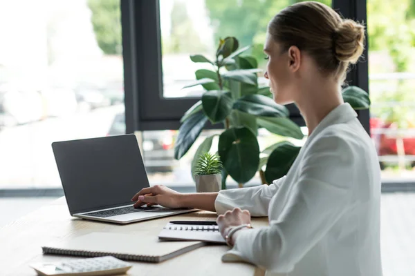 Concentrada jovem empresária que trabalha com laptop no escritório — Stock Photo