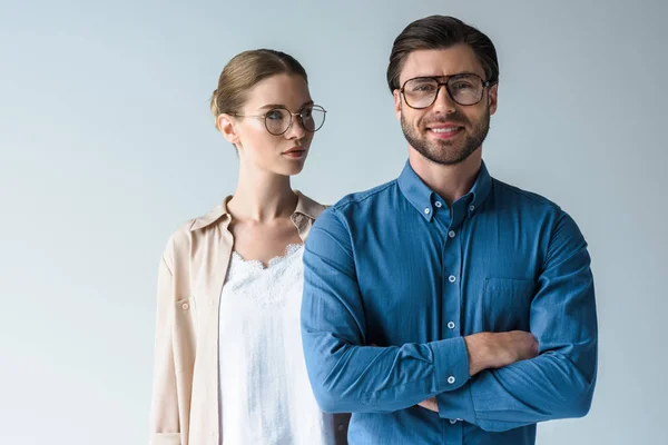 Чоловік і жінка в стильному одязі та окулярах ізольовані на білому — стокове фото